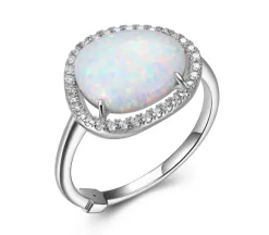 BAGUE EN ARGENT RHODIÉ SERTIE DpiUNE OPALE SYNTHÉTIQUE ET DE CUBIQUES ZIRCONIAS