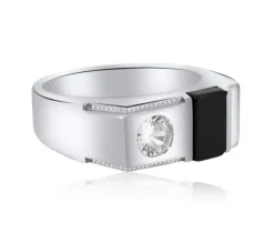 BAGUE STYLE CHEVALIÈRE EN ARGENT RHODIÉ SERTIE DpiUN ONYX ET DE CUBIQUES ZIRCONIAS