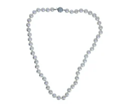 COLLIER EN OR BLANC SERTI DE PERLES DE CULTURE AKOYA