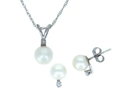 ENSEMBLE PENDENTIF ET BOUCLES EN OR 14K BLANC ET PERLES DpiEAU DOUCE SERTIS DE DIAMANTS