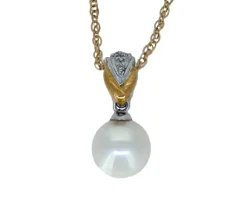 PENDENTIF EN OR 18K SERTI DpiUNE PERLE AKOYA ET DE DIAMANTS